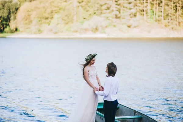 Novia y novio después de la boda — Foto de Stock