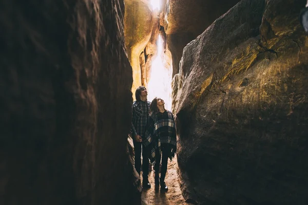 Genç çift Dağları yakınında elele