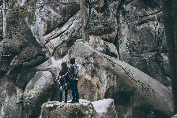 Пара в кохання з Карпатських гір — стокове фото