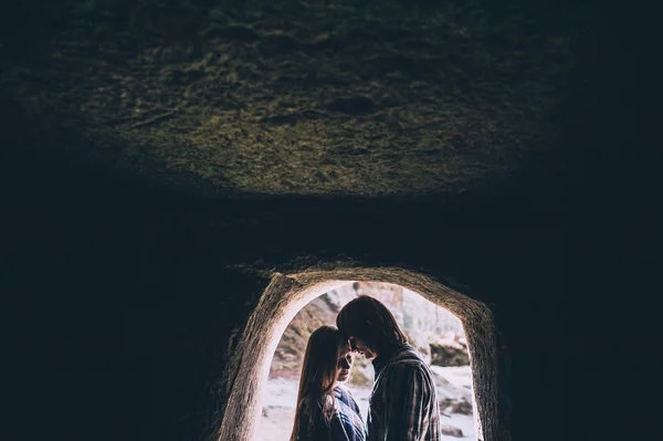 Casal apaixonado ao ar livre nas montanhas — Fotografia de Stock