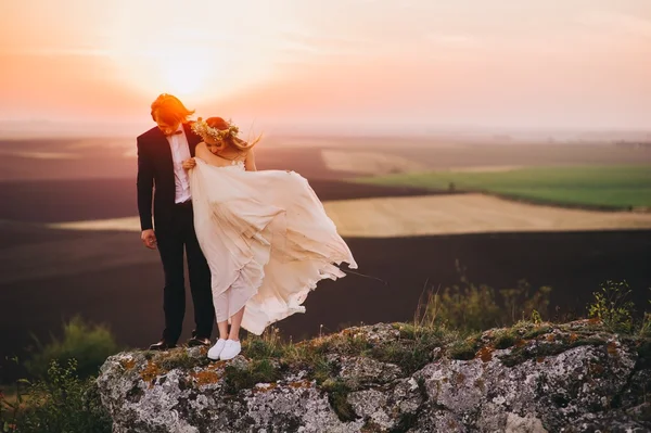 Casal de casamento à noite — Fotografia de Stock