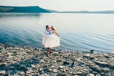 Genç çift kumsalda yürümek