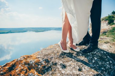 kayanın üzerinde poz güzel Çift