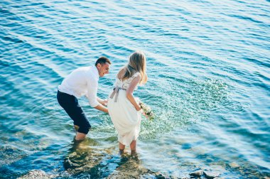 Genç çift kumsalda yürümek