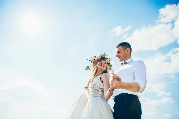 Hermosa pareja posando en la roca — Foto de Stock