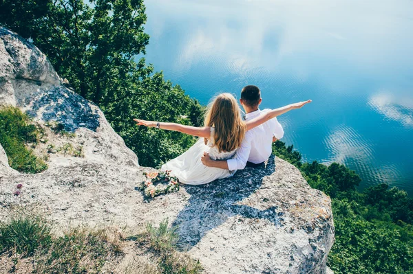 Beautiful couple posing on the rock — Stock Photo, Image