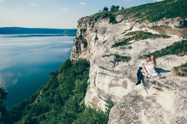 Красивая пара позирует на скале — стоковое фото