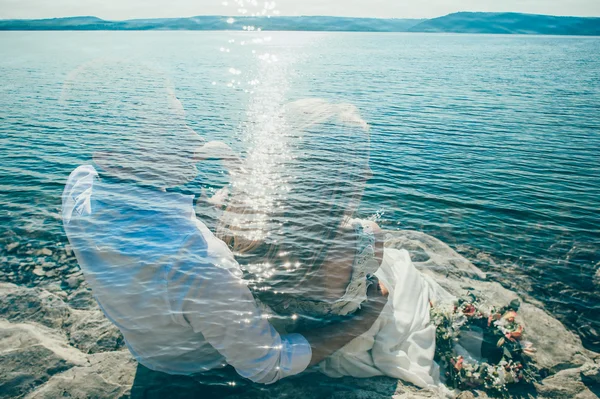 Vackert par på stranden — Stockfoto