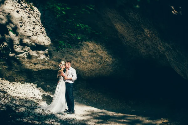 Pareja de boda cerca de rock —  Fotos de Stock