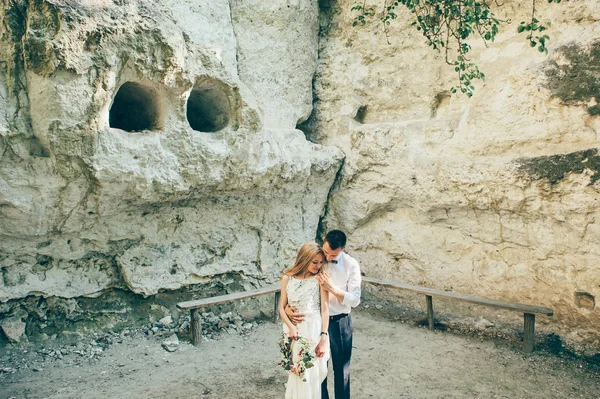 Γαμήλιο ζεύγος κοντά σε βράχο — Φωτογραφία Αρχείου