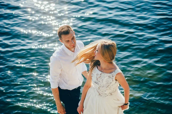 Pareja enamorada abrazándose en una playa tropical — Foto de Stock