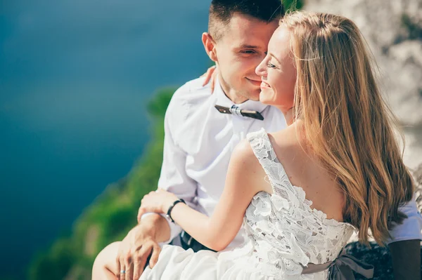 Belo casal posando na rocha — Fotografia de Stock