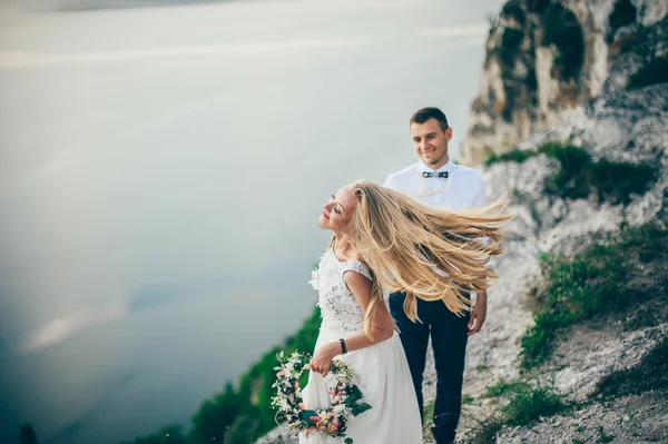 Hermosa pareja posando en la roca — Foto de Stock