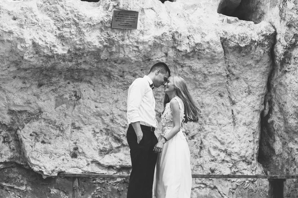 Wedding couple near rock — Stock Photo, Image