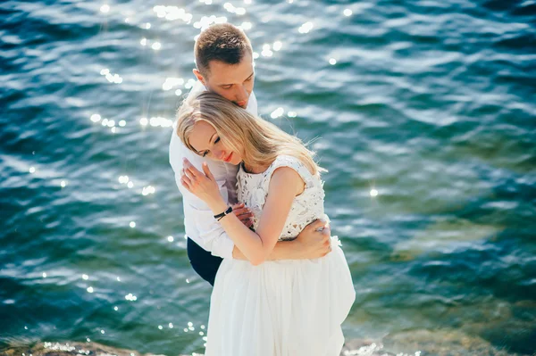 Couple amoureux embrasser sur une plage tropicale — Photo