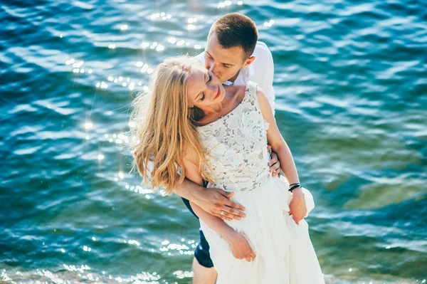 Coppia innamorata che si abbraccia su una spiaggia tropicale — Foto Stock