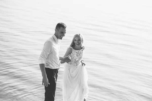 Mooi koppel op het strand — Stockfoto