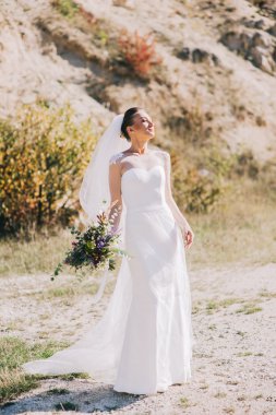 açık havada çok güzel bir gelin 