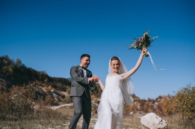 yürüyen genç Düğün çifti 