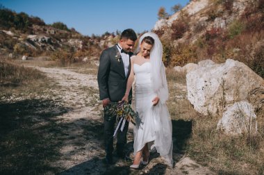 yürüyen genç Düğün çifti 