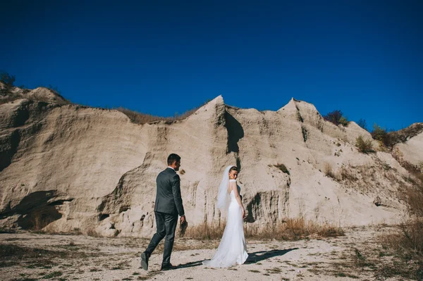 Pareja de boda en la carrera de arcilla —  Fotos de Stock