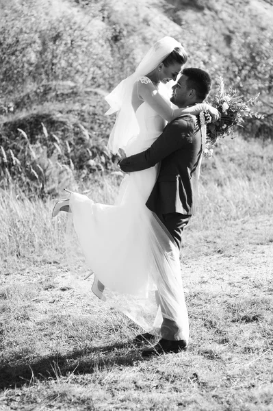 Giovane coppia di nozze a piedi — Foto Stock
