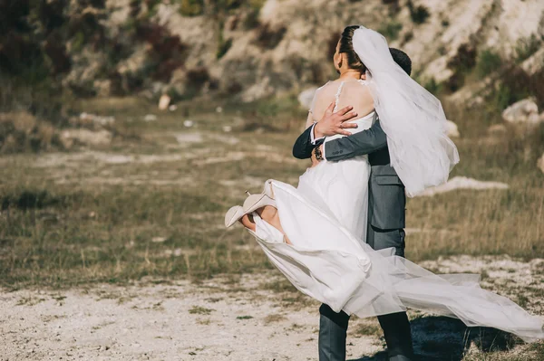 Casal de casamento jovem andando — Fotografia de Stock