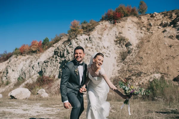 Joven pareja de boda caminando — Foto de Stock