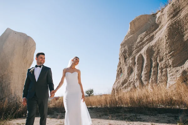 Pareja de boda en la carrera de arcilla — Foto de Stock