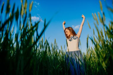 güzel kız bir buğday alanında ayakta