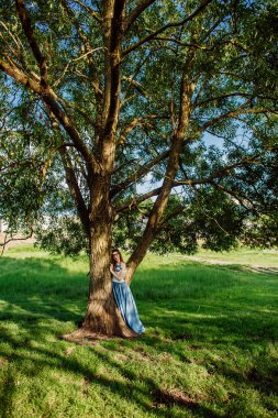 Uzun elbiseli güzel kız.