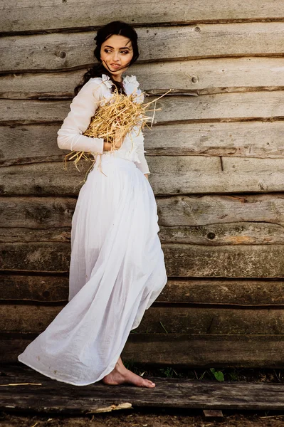 하얀 드레스를 입고 매력적인 갈색 머리 여자 — 스톡 사진