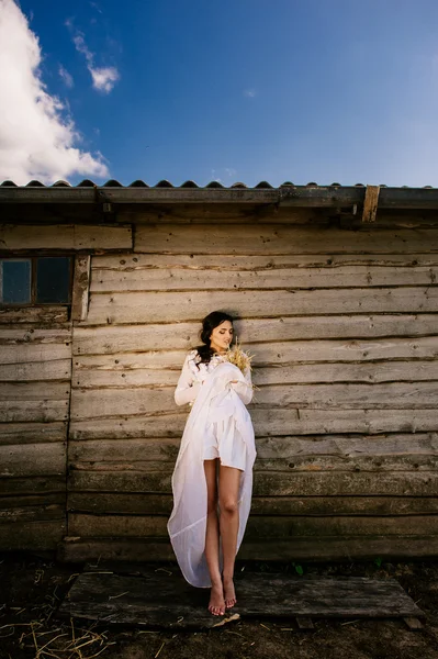 Chica morena atractiva en vestido blanco — Foto de Stock