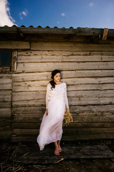 Beyaz elbiseli çekici esmer kız — Stok fotoğraf