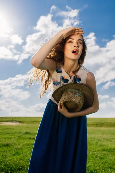 Hermosa chica de pie en un campo de trigo —  Fotos de Stock