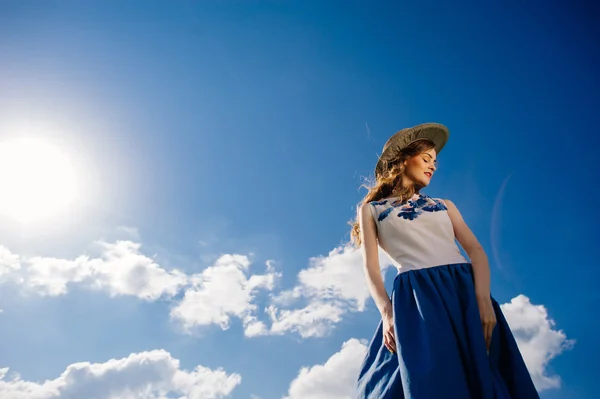 Menina bonita com chapéu — Fotografia de Stock