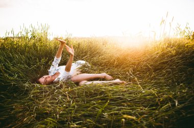 genç kız bir buğday alanında yalan