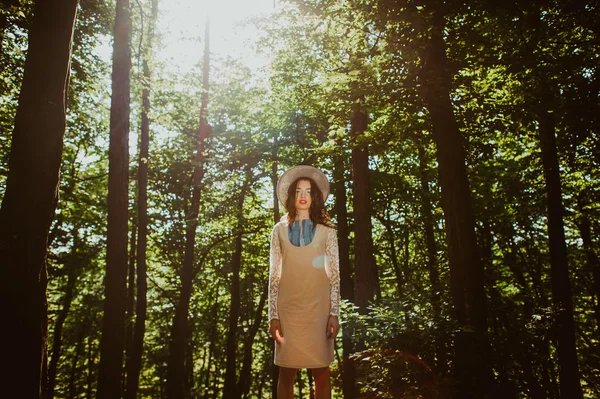 森の中で美しい少女 — ストック写真