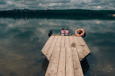 İkiz kardeşler ahşap iskele üzerinde