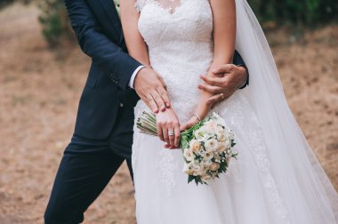 El ele tutuşan çift