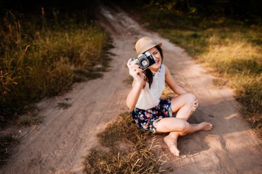 genç kız Retro kamera ile poz 