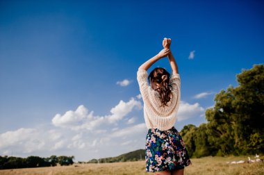 genç kız gökyüzü arka plan ile poz