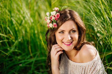 esmer kız yeşil çim poz