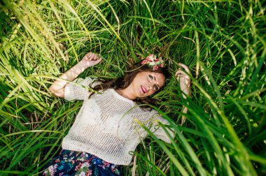 esmer kız yeşil çim poz