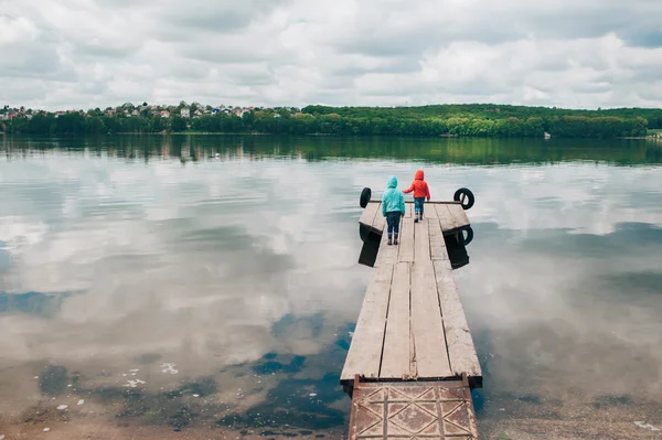 Hermanas gemelas en muelle de madera —  Fotos de Stock