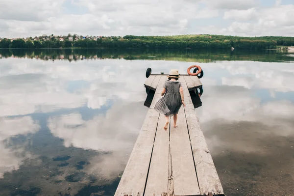 Menina solitária — Fotografia de Stock