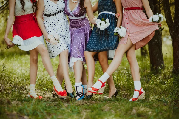 Seis meninas em vestidos coloridos — Fotografia de Stock