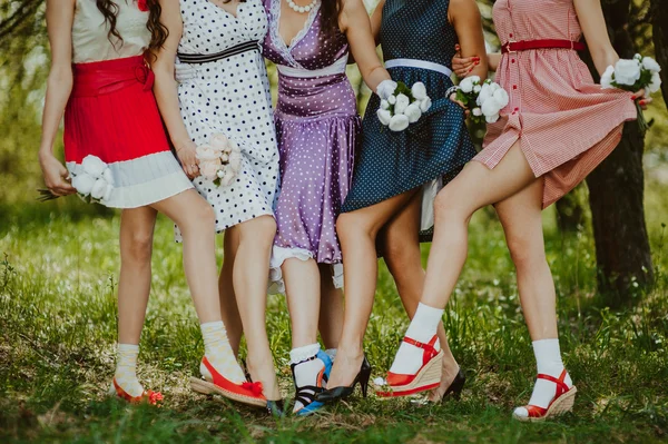 Seis meninas em vestidos coloridos — Fotografia de Stock