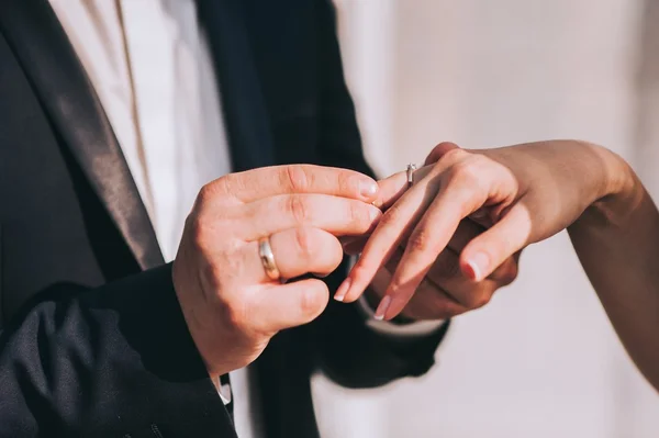 Groom put wedding ring on bride — Stock Photo, Image