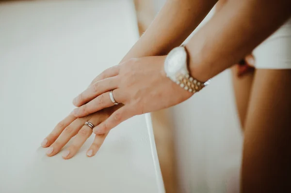 Pareja cogida de la mano —  Fotos de Stock